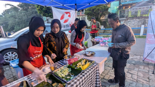 WSC Spesial Ramadhan, Relawan SalamAid Bagikan Makanan Gratis di Taman Corat-Coret
