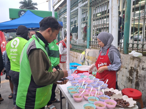 WSC Spesial Ramadan, Hadirkan Berkah Berbuka bagi Pejuang Jalanan di Stasiun Bogor 