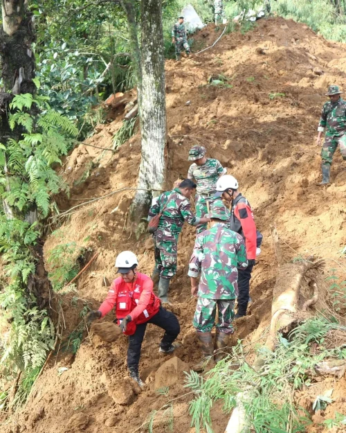Tim SalamAid Bersama Tim SAR Gabungan Evakuasi Korban Longsor di Pekalongan