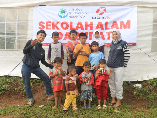 Sekolah Alam Darurat, Solusi Bagi Anak-Anak Penyintas Bencana di Sukabumi