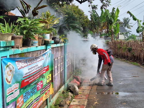 SalamAid Lakukan Fogging di Kampung Petir untuk Cegah DBD
