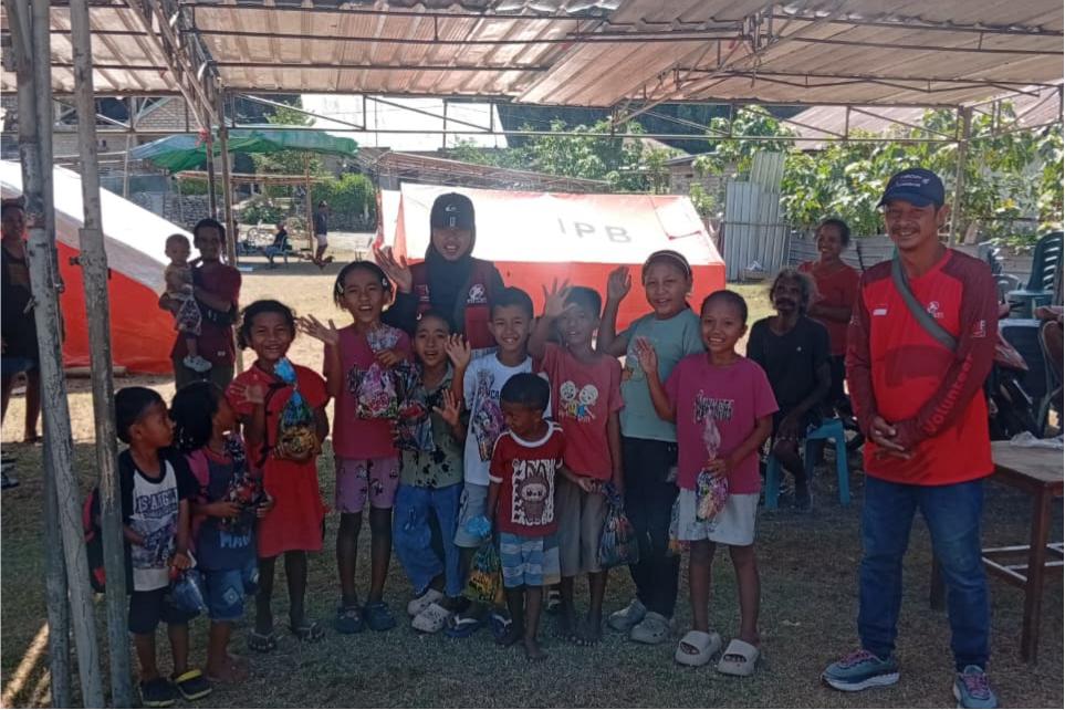 Penuhi Kebutuhan Dasar Penyintas Gempa, Relawan Salurkan Air Bersih dan Makanan Sehat di Manggarai