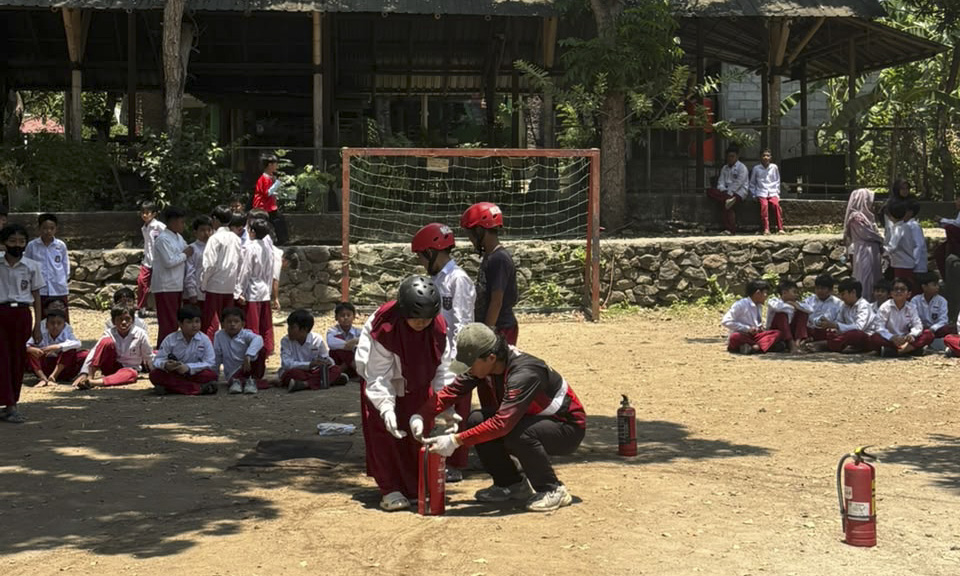 Antisipasi Kebakaran Lahan, Sekolah Alam Ar-Ridho dan SalamAid Gelar Simulasi Mitigasi Bencana