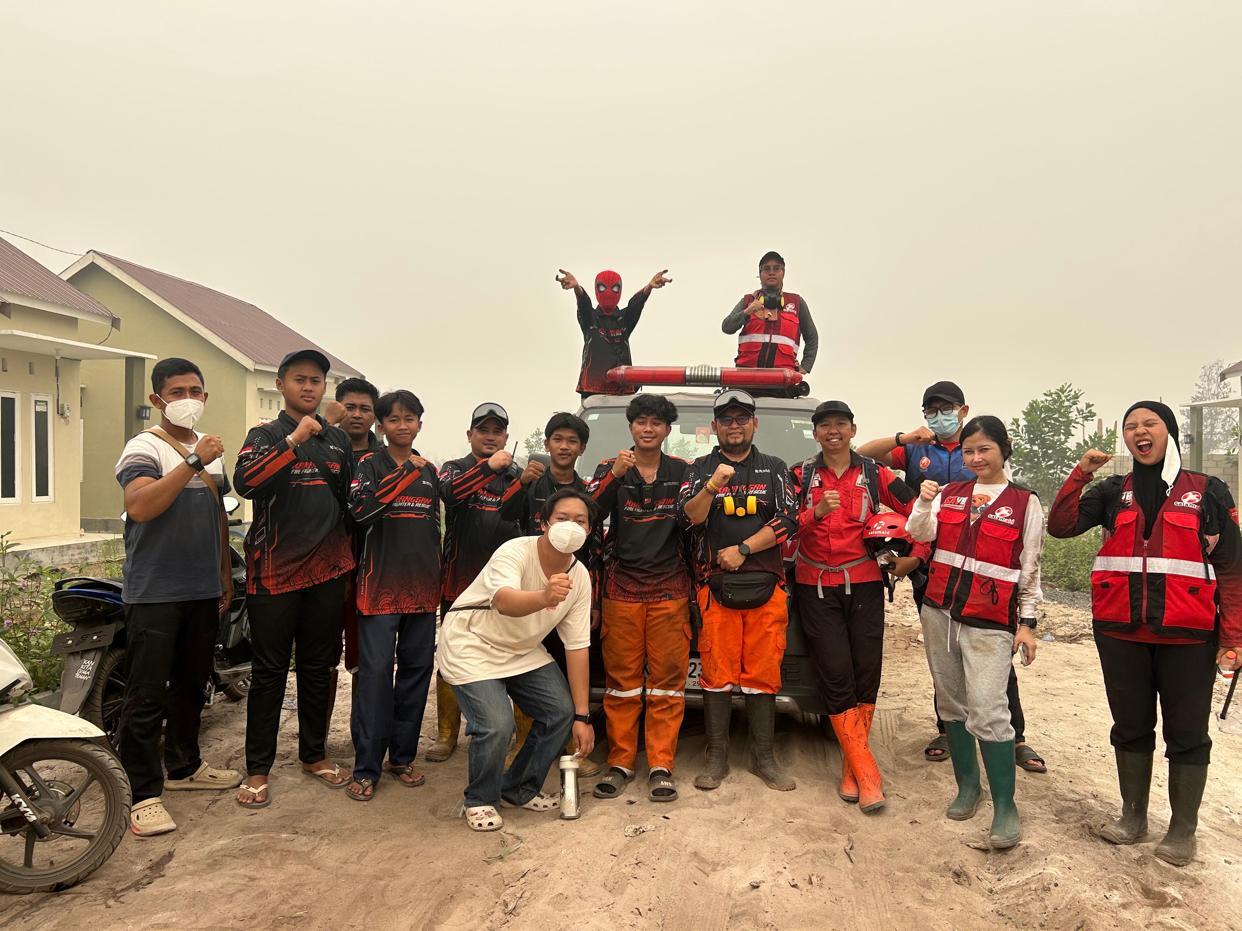 Srikandi SalamAid Bersama BPK Karanggan Bantu Padamkan Api Dekat Permukiman di Kalimantan Tengah