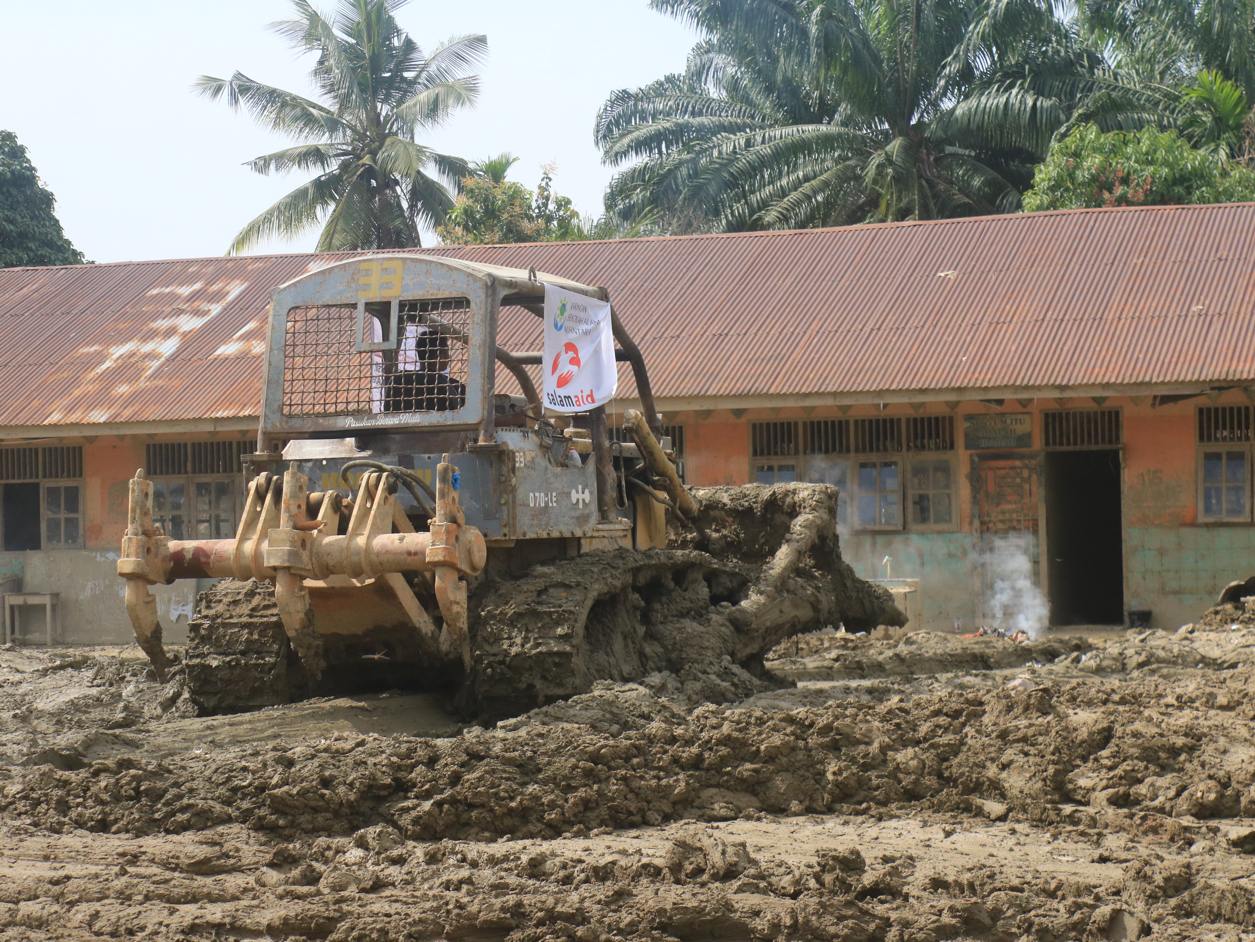 SalamAid Bersama Hawariyyun Bersihkan SD Negeri 4 Kualasimpang dan Pulihkan Pendidikan Pascabanjir