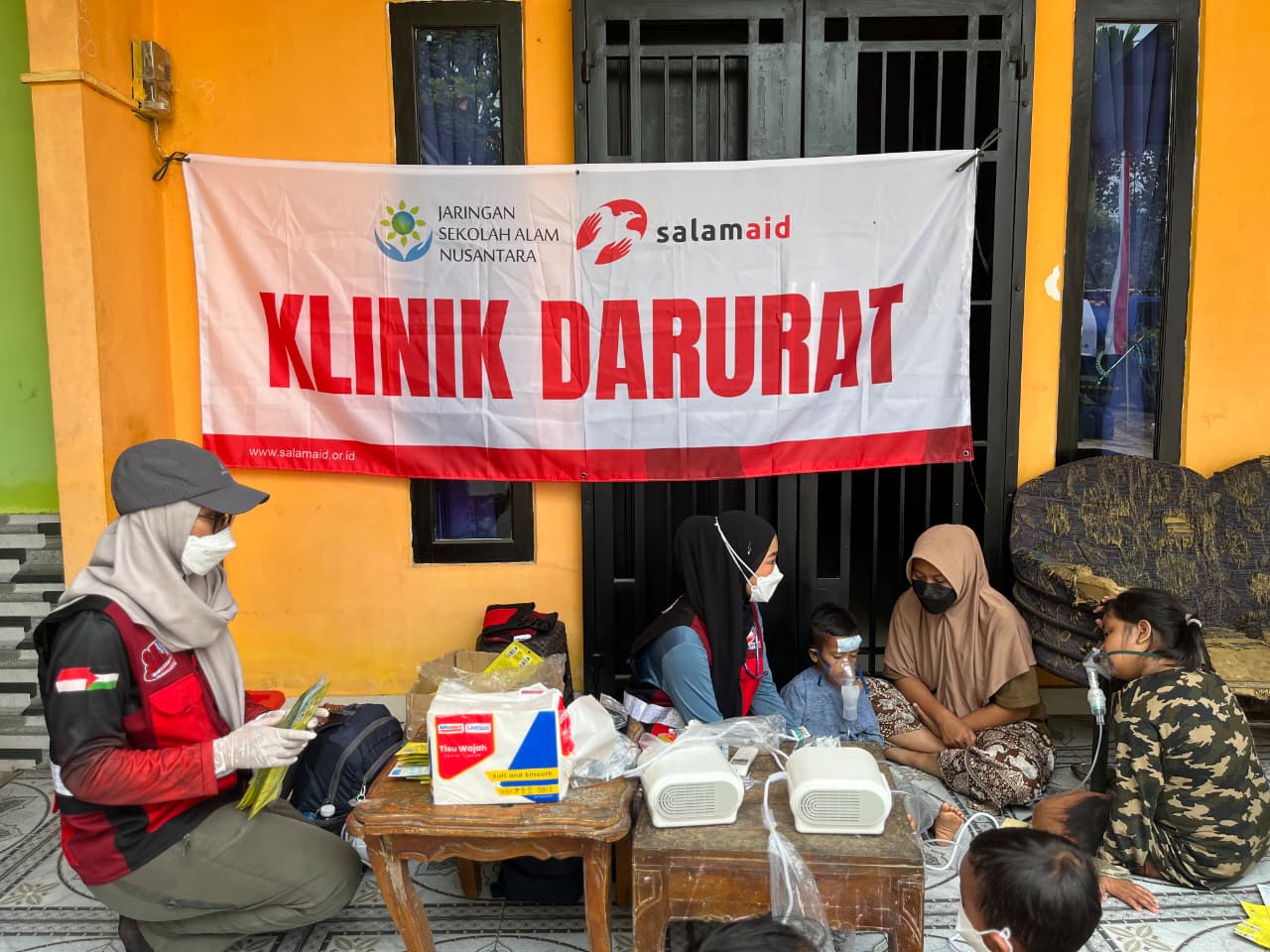Tak Hanya Padamkan Api, Srikandi SalamAid Layani Kesehatan Warga Terdampak Karhutla