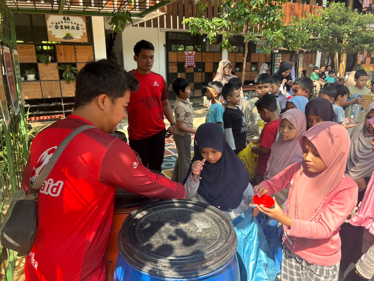 Tumbuhkan Kepedulian Lingkungan Sejak Dini, Kegiatan Edukasi Dropzone Digelar di Sekolah Alam Bogor