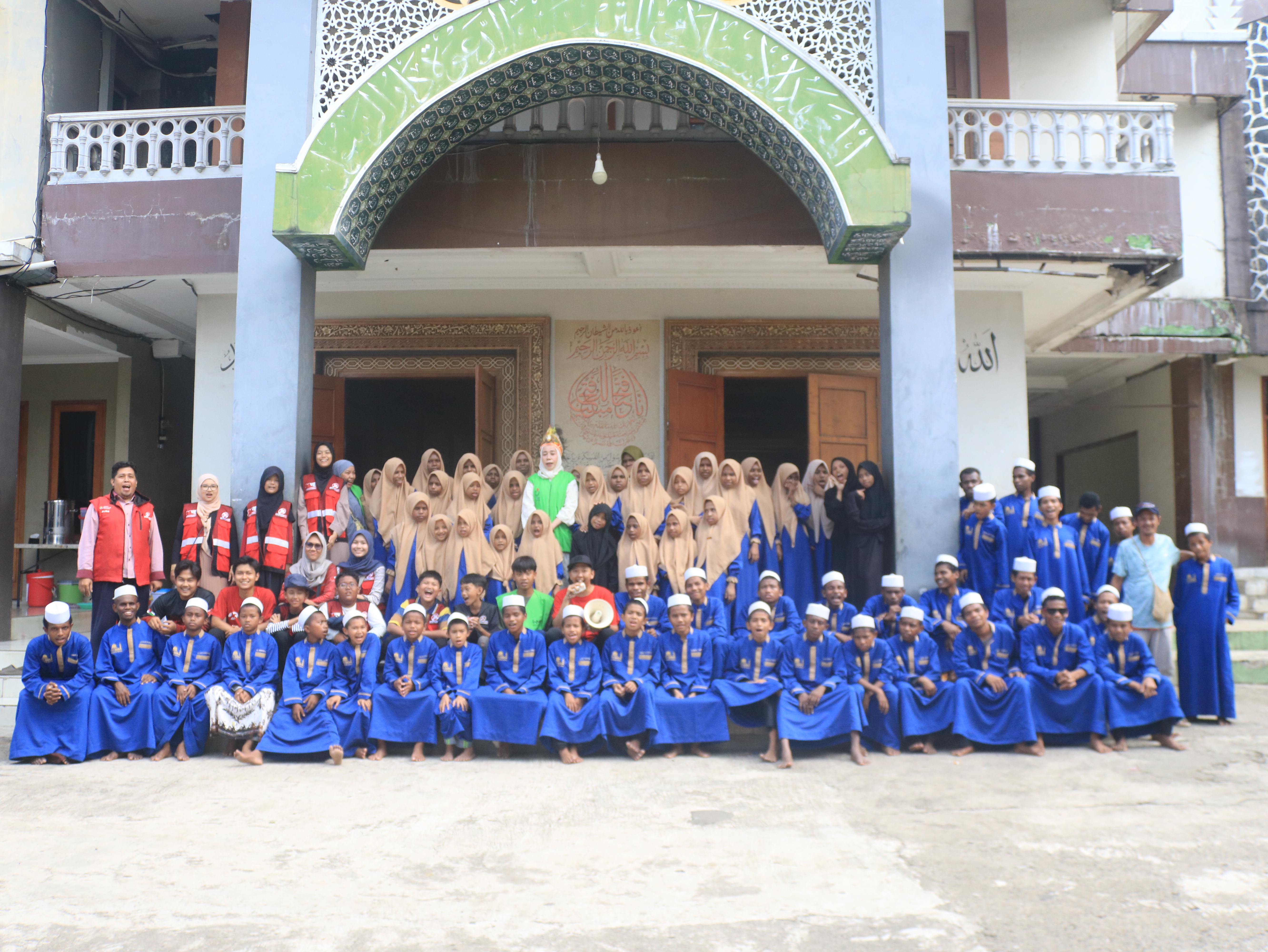 Sambut Muharram, SalamAid dan WMB Skincare Gelar Makan Bareng Gratis di Pesantren Darul Rasul, Disambut Hangat Tarian Tradisional Santri Indonesia Timur