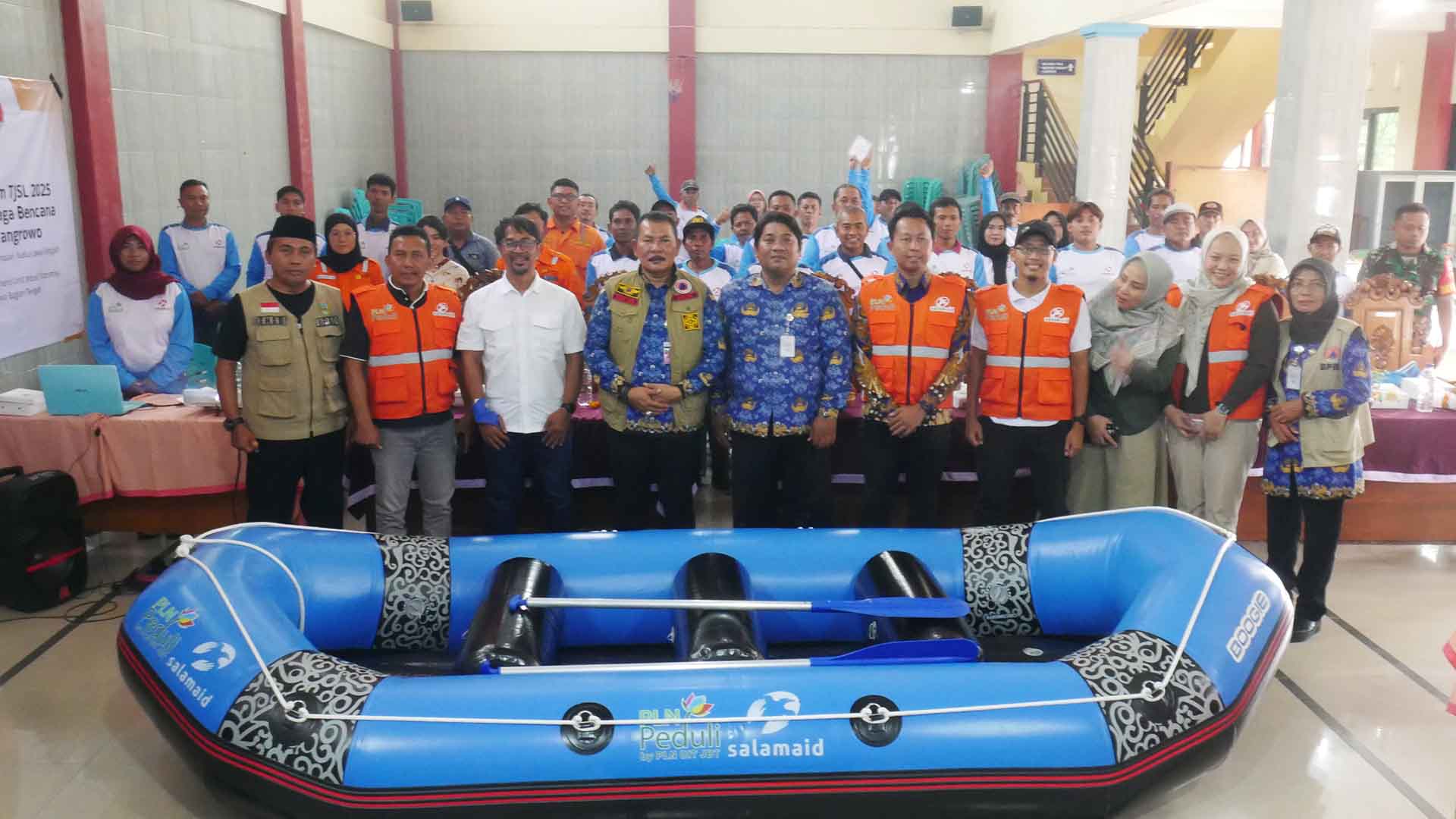 Rawan Banjir, Desa Karangrowo Kudus Dapat Bantuan Perahu Karet dan Alat Siaga dari PLN Peduli