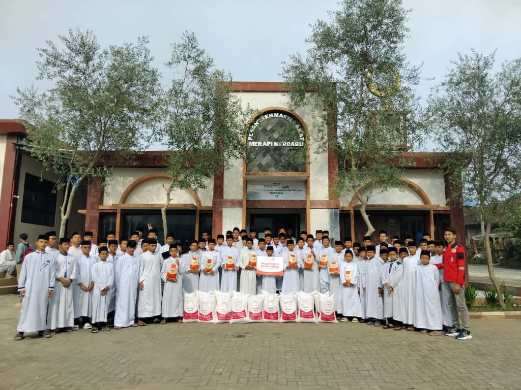 Hadiah Beras untuk Santri Tersalurkan di Pesantren Masyarakat Merapi Merbabu Magelang