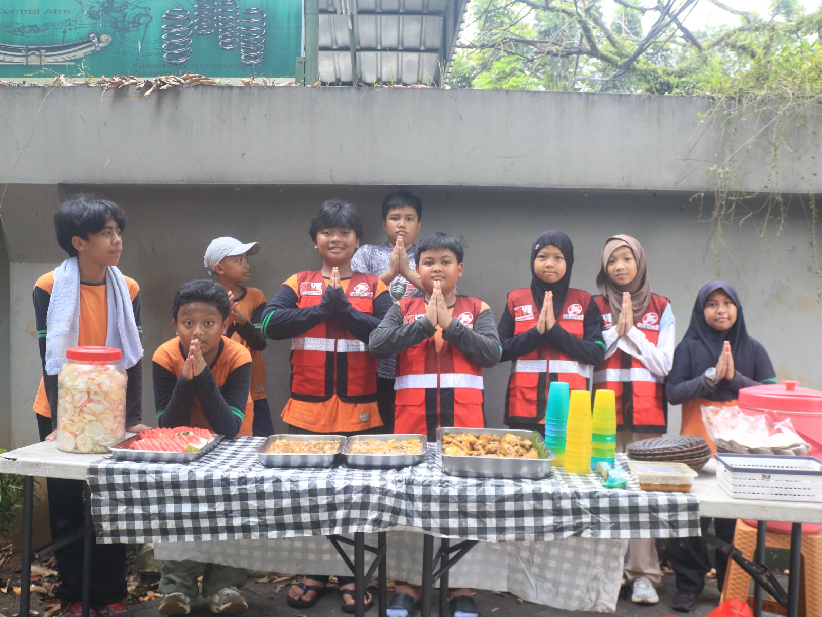 Belajar Empati Sejak Dini: Siswa Sekolah Alam Bogor Terjun Langsung Berbagi Makanan