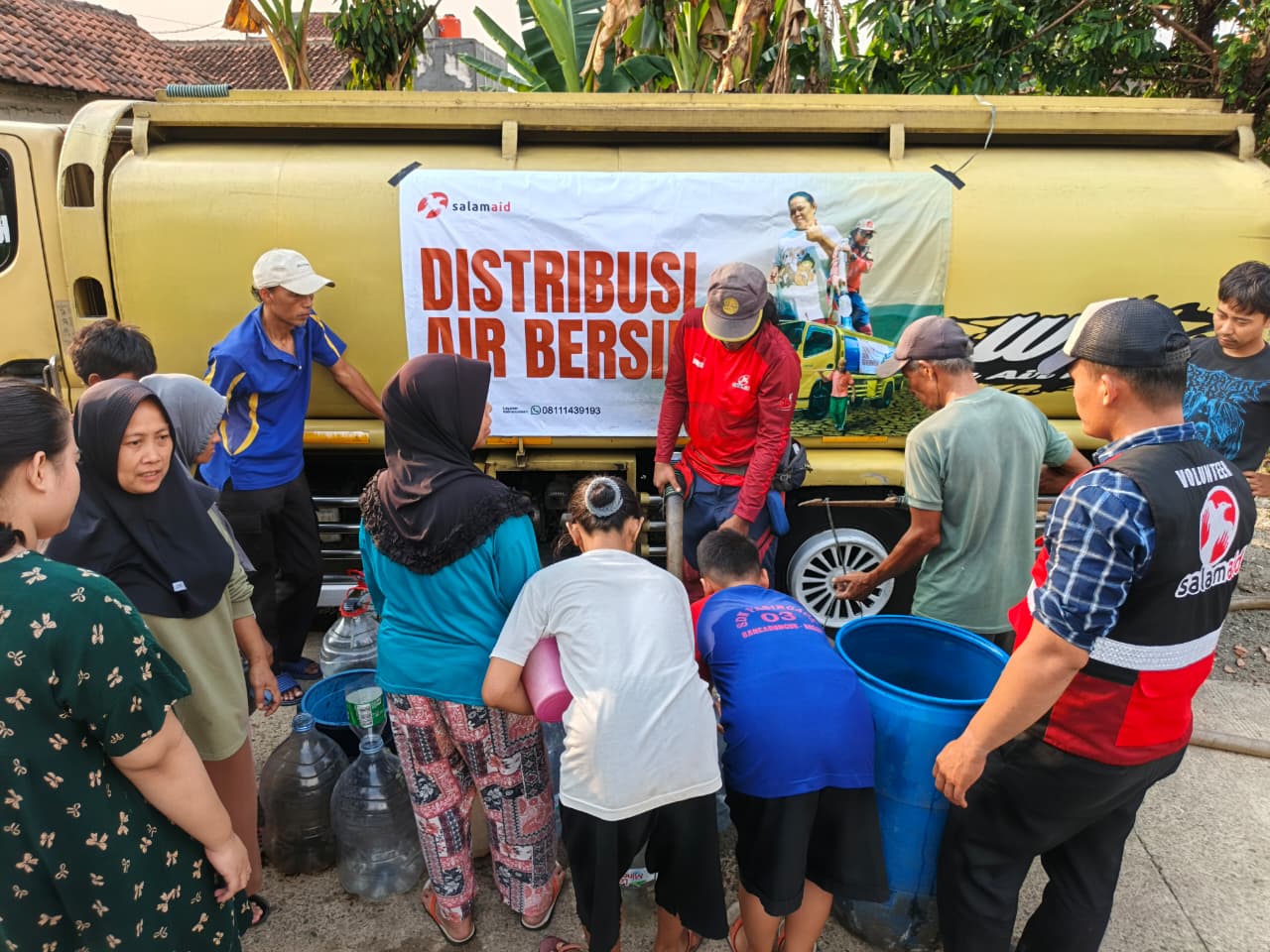 SalamAid Salurkan 8.000 Liter Air Bersih untuk Warga Terdampak Kekeringan di Rancabungur