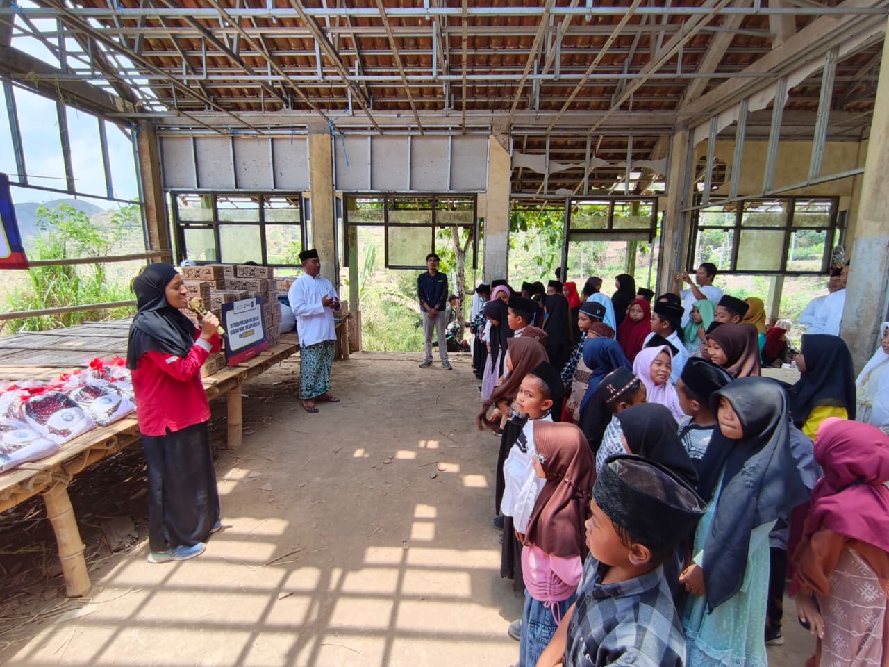 SalamAid dan CSR Gunarita Salurkan 64 Paket Perlengkapan Sekolah di Bondowoso