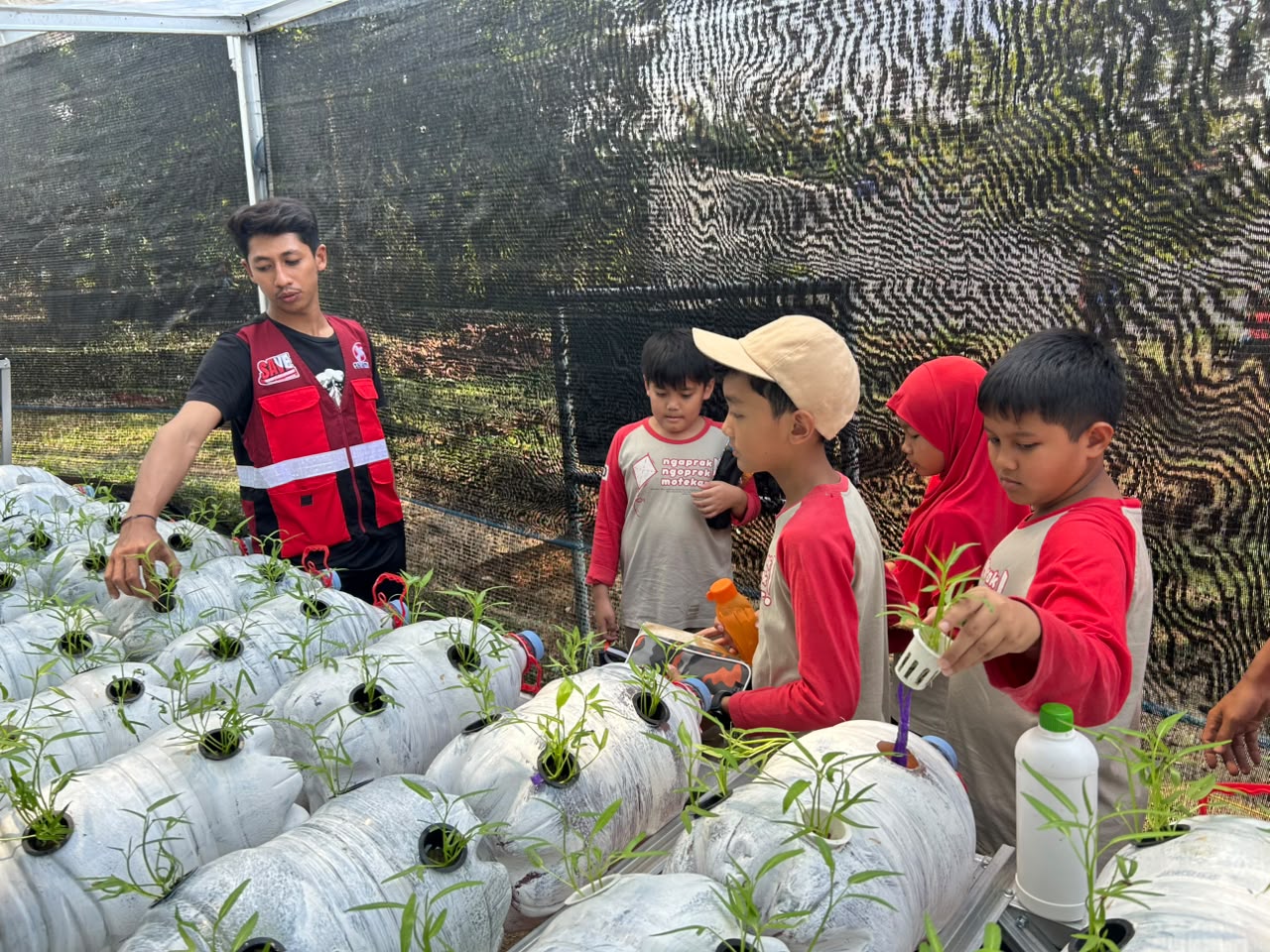 Mengenal Ecobrick dan Hidroponik: Cara SalamAid Kenalkan Solusi Lingkungan ke Generasi Muda