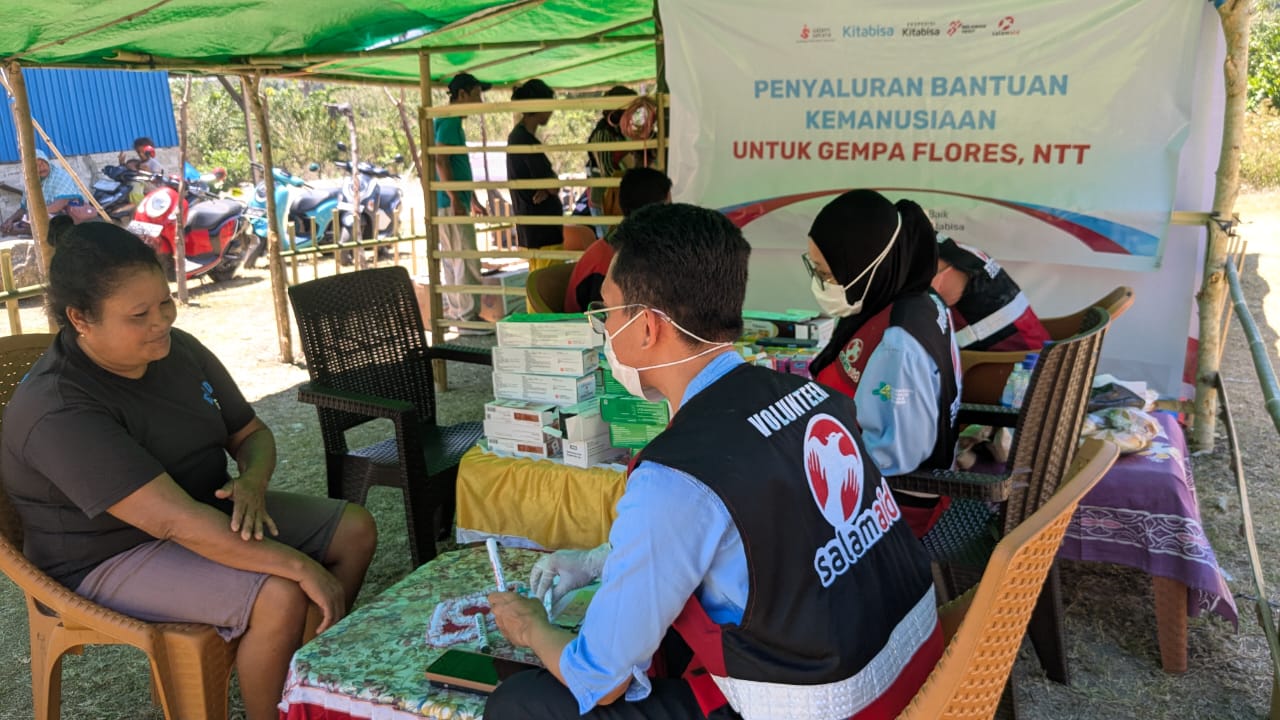 Kolaborasi SalamAid dan Tenaga Medis Lokal Salurkan Bantuan Kesehatan Pascagempa di Manggarai, NTT