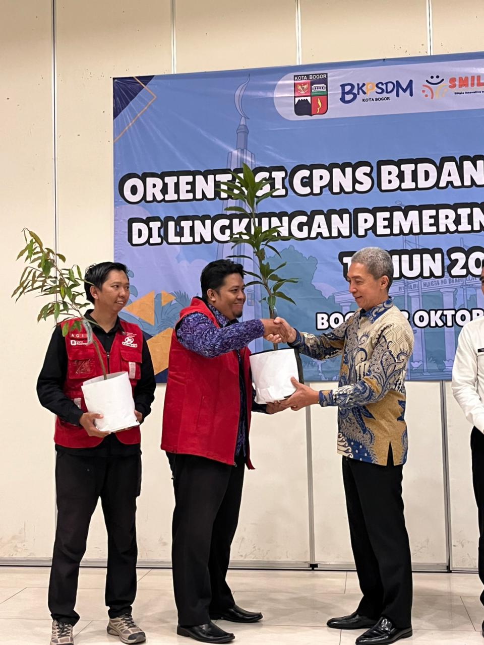 Wali Kota Bogor Serahkan Bibit Pohon kepada Relawan SalamAid