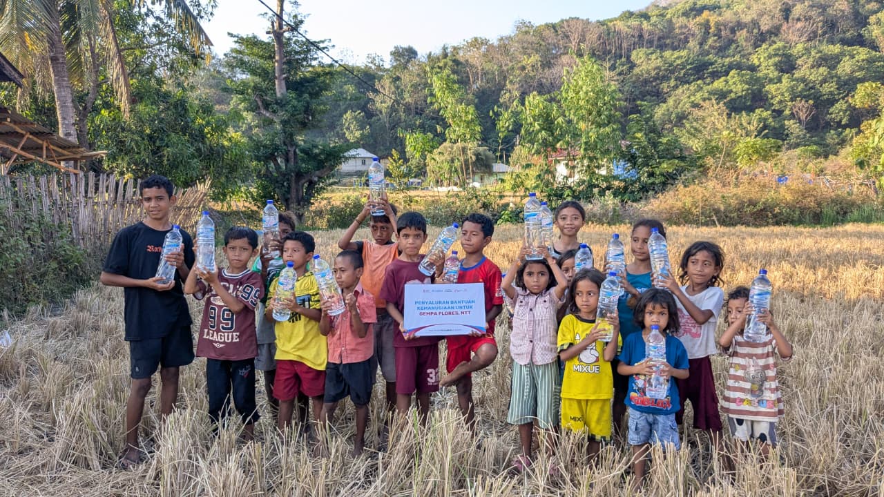 Menembus Arus Sungai, Relawan Salurkan Bantuan Air Bersih dan Terpal bagi Penyintas Gempa di Manggarai Timur