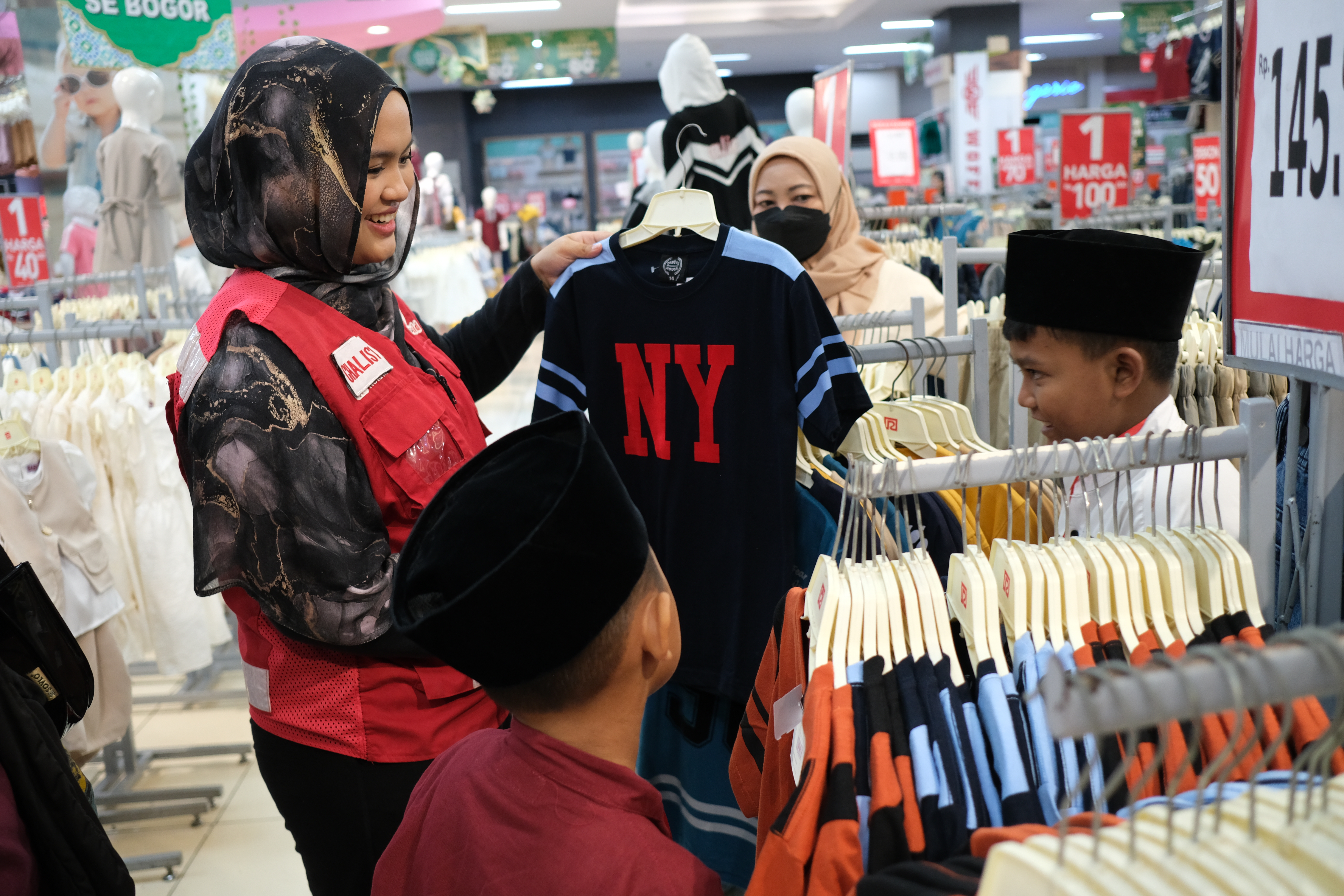 Berburu Baju Lebaran, 50 Anak Yatim di Kota Bogor Diajak SalamAid Belanja ke Mall