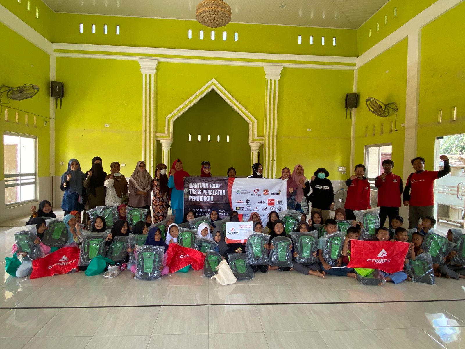 Sinergi SalamAid dan Credifox Salurkan 1000 Tas untuk Pendidikan di Aceh