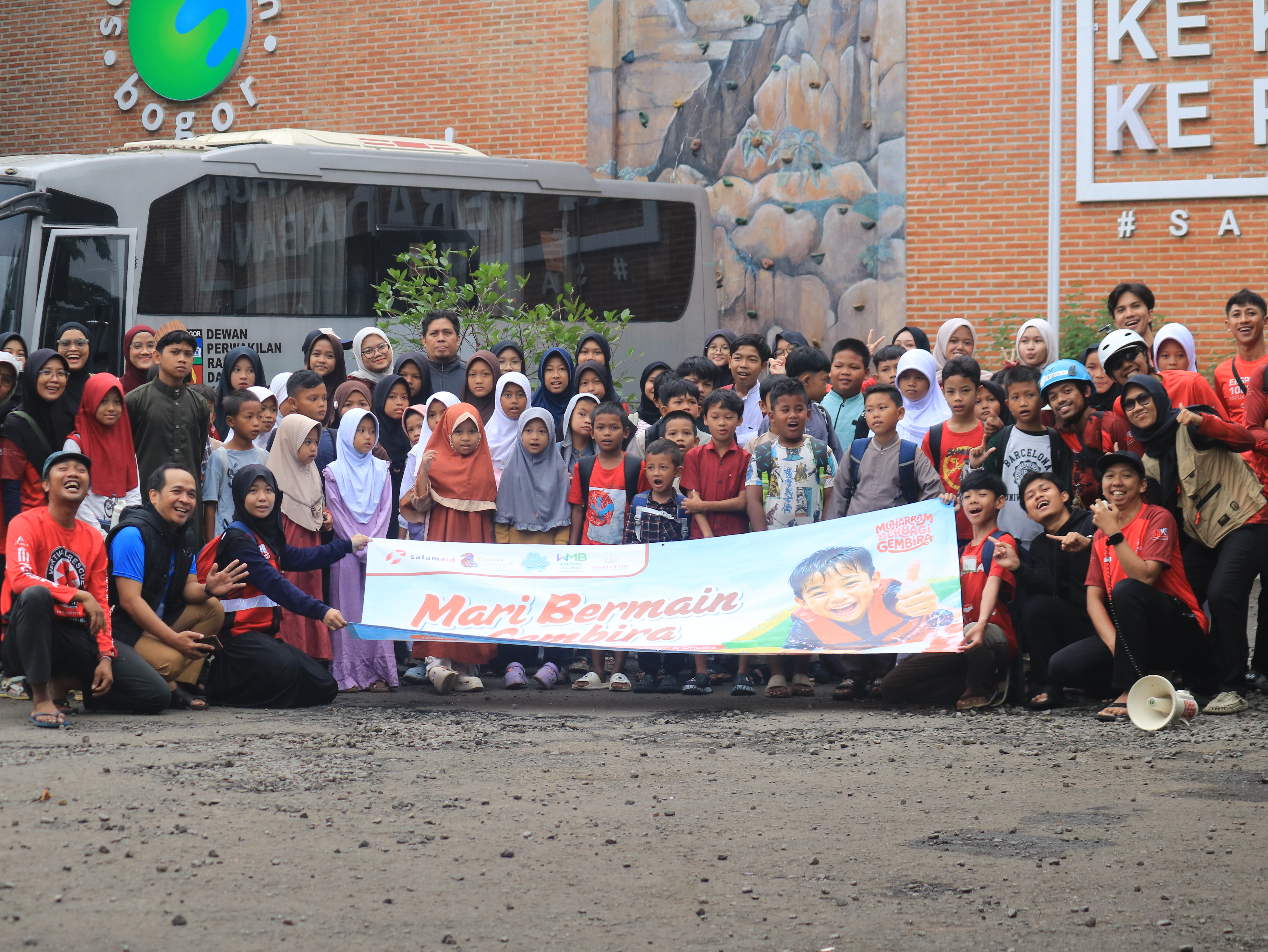 Muharram Berbagi Gembira: SalamAid Ajak 50 Anak Yatim dan Dhuafa Menikmati Keseruan di Bogor Aqua Game