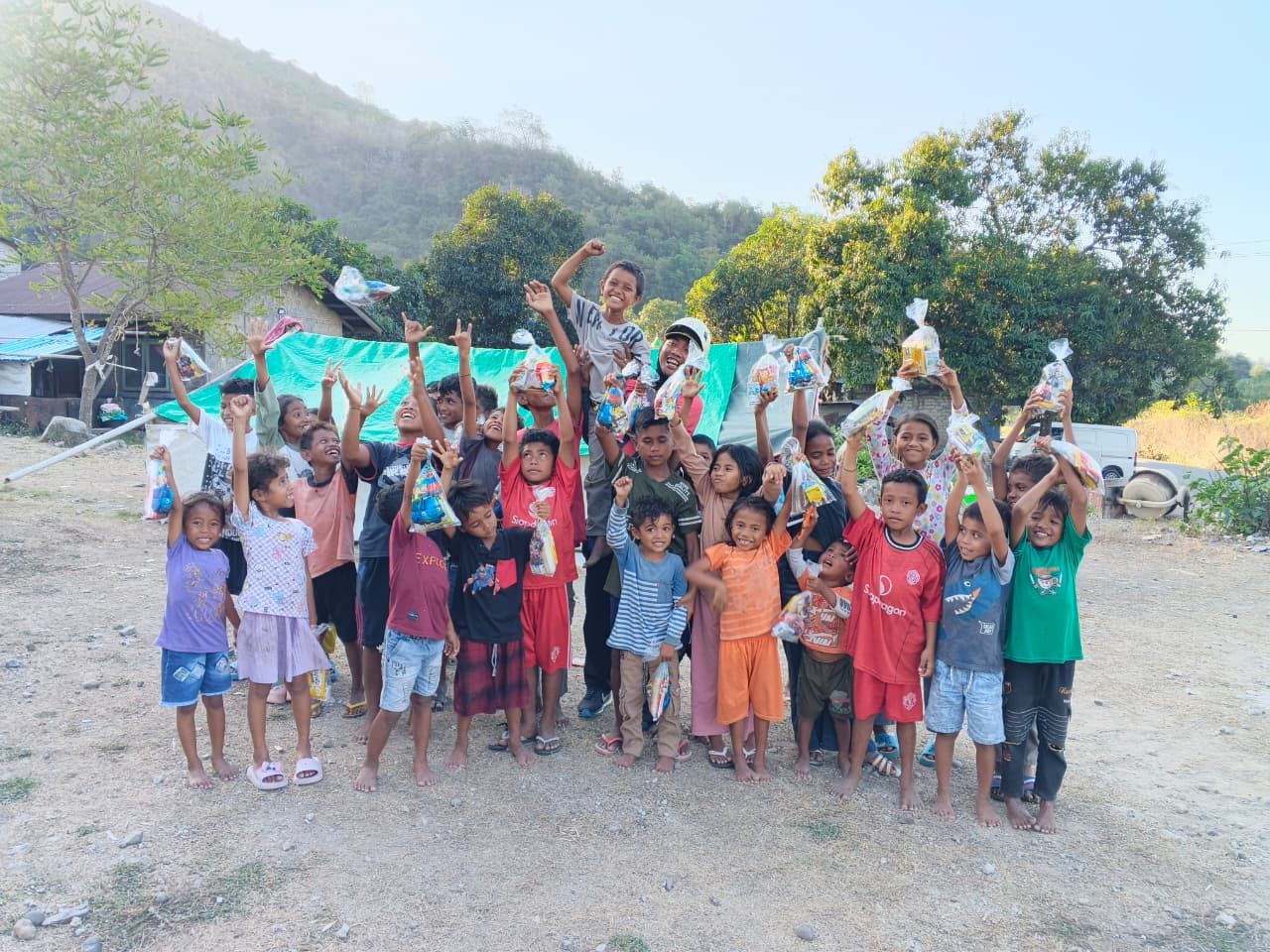 Mengukir Senyum, Menabur Harapan: SalamAid dan Relawan Gabungan Gelar Kegiatan Sosial untuk Anak-Anak di Kp. Batok, Desa Salama
