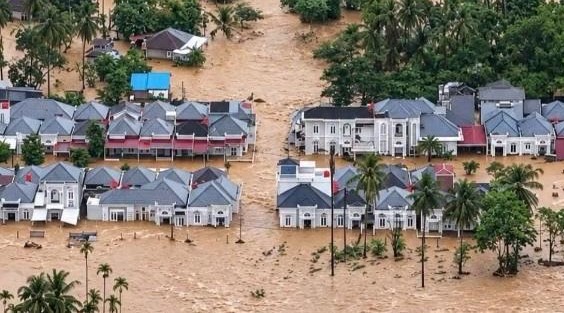 Banjir Terjang Kota Padang, 498 Jiwa Terdampak dan 238 Warga Dievakuasi