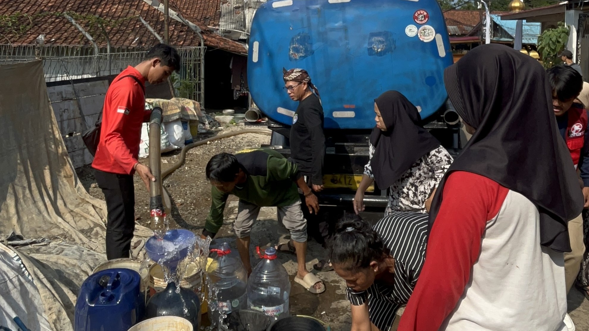 Bertahan di Tengah Kemarau: Jejak Langkah Warga Bogor Mencari Air dan Hadirnya Tangki Harapan