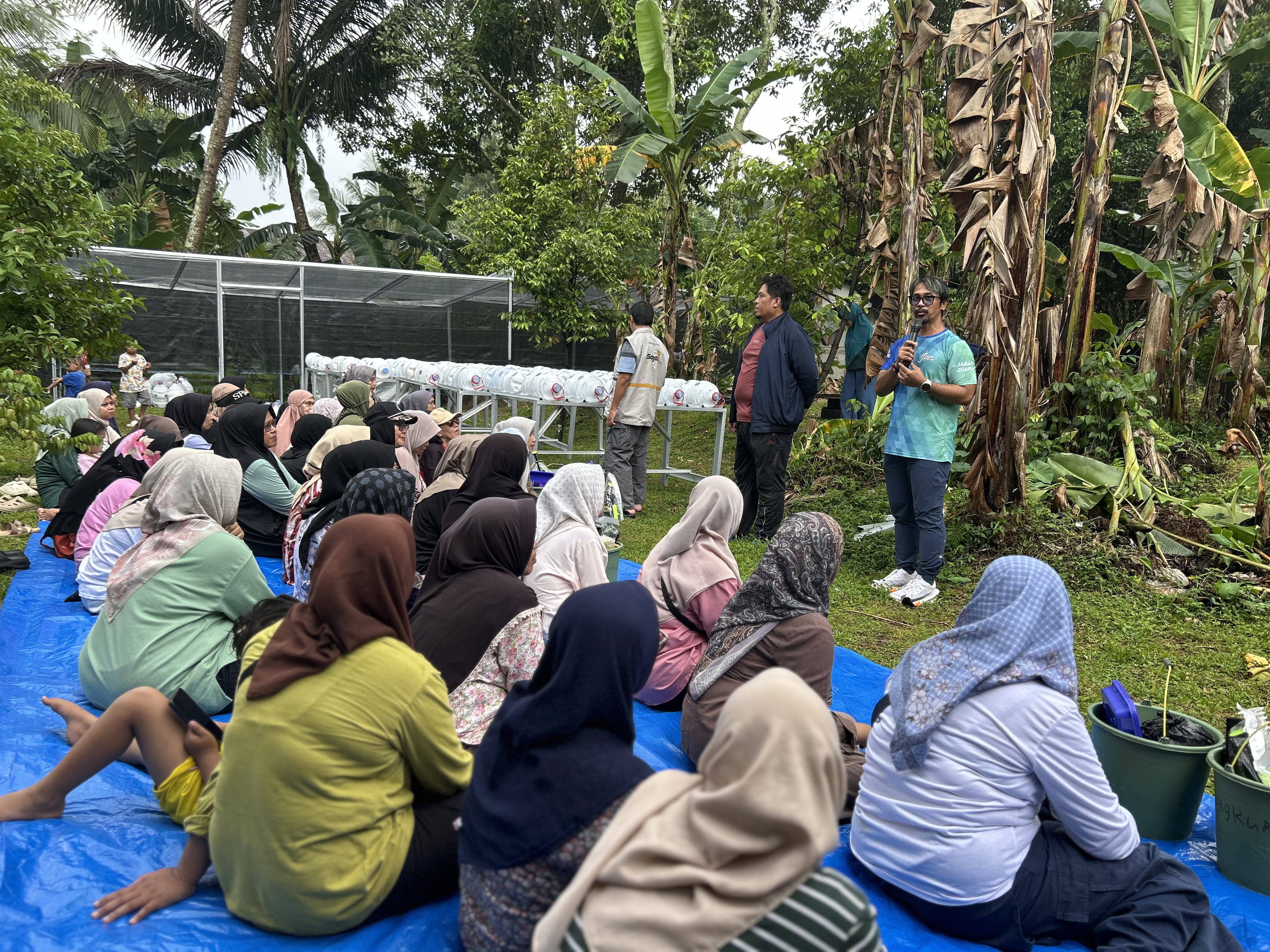 Warga Katulampa Ubah Galon Bekas Jadi Lahan Pangan Lewat Pelatihan Hidroponik